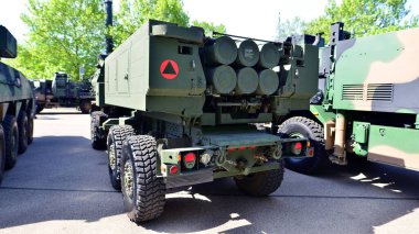 Varşova, Polonya. 7 Mayıs 2025. Savunma 24 askeri teçhizat sergisinde çoklu roket fırlatıcı M142 Himars