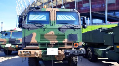 Varşova, Polonya. 7 Mayıs 2025. Uçaksavar roket sistemi Narew Savunma 24 askeri teçhizat sergisinde