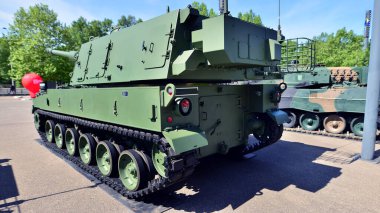 Varşova, Polonya. 7 Mayıs 2025. 155 mm Howitzer SH K K9 Savunma 24 askeri donanım sergisinde.