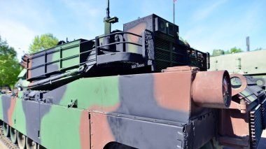 Silahlı tank tareti ve modern zırh koruma sistemleri..