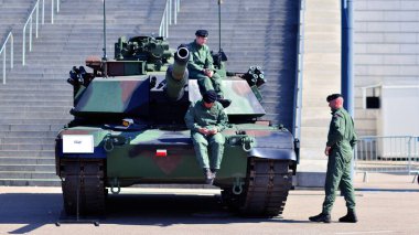 Varşova, Polonya. 7 Mayıs 2025. A1M1 Abrams tankı Savunma 24 askeri donanım sergisinde.