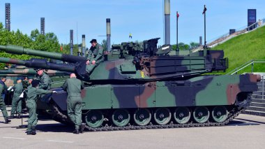 Varşova, Polonya. 7 Mayıs 2025. A1M1 Abrams tankı Savunma 24 askeri donanım sergisinde.