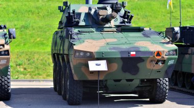 Varşova, Polonya. 7 Mayıs 2025. Savunma 24 askeri teçhizat sergisinde 120 mm 'lik otomatik havan topu Rak.