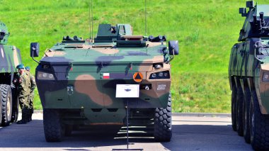 Varşova, Polonya. 7 Mayıs 2025. 24. Savunma Askeri Malzeme Sergisi 'nde, şaseli bir Rak' taki topçu komuta aracı..