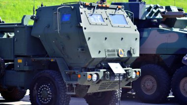 Varşova, Polonya. 7 Mayıs 2025. Savunma 24 askeri teçhizat sergisinde çoklu roket fırlatıcı M142 Himars