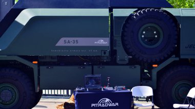 Varşova, Polonya. 7 Mayıs 2025. 35 mm 'lik otomatik SA-35 top Pit-Radwar tarafından üretildi..