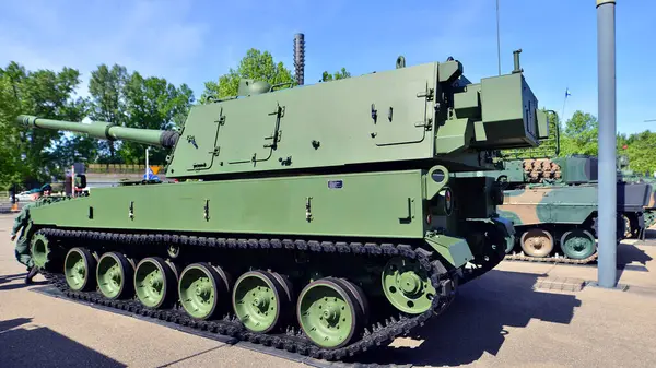 Varşova, Polonya. 7 Mayıs 2025. 155 mm Howitzer SH K K9 Savunma 24 askeri donanım sergisinde.
