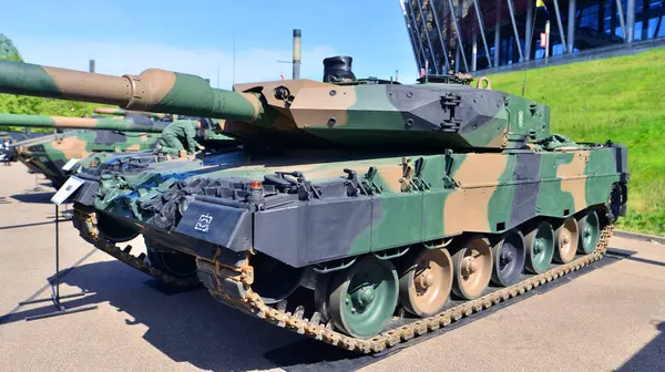 Varşova, Polonya. 7 Mayıs 2025. Leopar 2PL tankı Savunma 24 askeri teçhizat sergisinde..