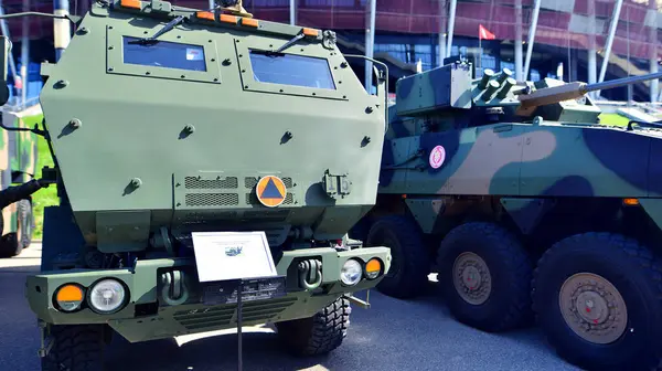 Varşova, Polonya. 7 Mayıs 2025. Savunma 24 askeri teçhizat sergisinde çoklu roket fırlatıcı M142 Himars