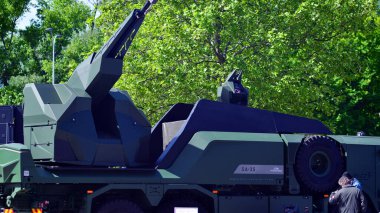 Varşova, Polonya. 7 Mayıs 2025. 35 mm 'lik otomatik SA-35 top Pit-Radwar tarafından üretildi..