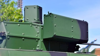 Silahlı tank tareti ve modern zırh koruma sistemleri..