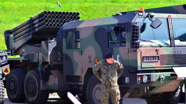 Varşova, Polonya. 7 Mayıs 2025. Uçaksavar roket sistemi Narew Savunma 24 askeri teçhizat sergisinde