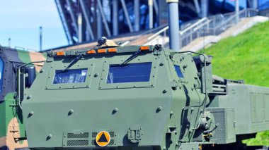 Varşova, Polonya. 7 Mayıs 2025. Savunma 24 askeri teçhizat sergisinde çoklu roket fırlatıcı M142 Himars