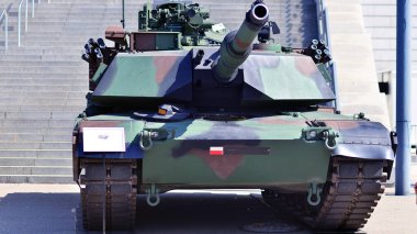 Varşova, Polonya. 7 Mayıs 2025. A1M1 Abrams tankı Savunma 24 askeri donanım sergisinde.