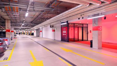 Varşova, Polonya. 7 Mayıs 2025. PGE Narodowy Stadyumu 'nun altındaki yeraltı otoparkının görüntüsü