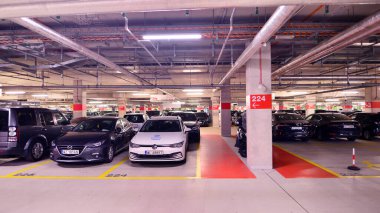 Varşova, Polonya. 7 Mayıs 2025. PGE Narodowy Stadyumu 'nun altındaki yeraltı otoparkının görüntüsü