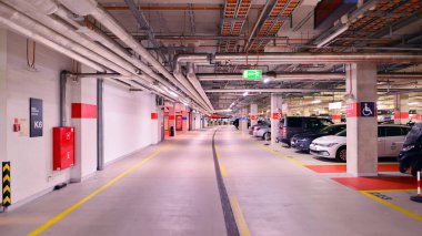 Varşova, Polonya. 7 Mayıs 2025. PGE Narodowy Stadyumu 'nun altındaki yeraltı otoparkının görüntüsü