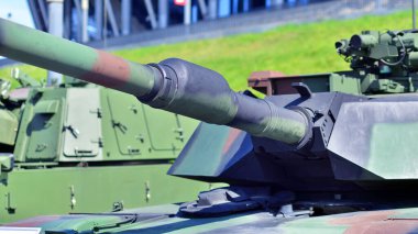 Ağır askeri tank aracı taret silahı hedefe nişan aldı ve ateşe hazır. Bir tankın döner taret namlusu ucu. Modern bir tankın taret namlusuyla detaylı çekim..