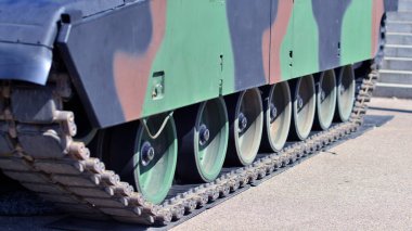 Modern bir tankın tırtılı. İniş takımları ve slaytlarla dolu..