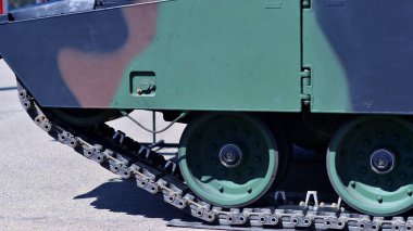 Modern bir tankın tırtılı. İniş takımları ve slaytlarla dolu..