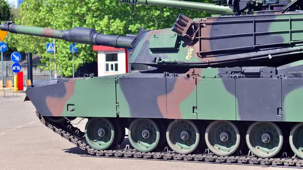 Varşova, Polonya. 7 Mayıs 2025. A1M1 Abrams tankı Savunma 24 askeri donanım sergisinde.