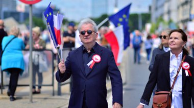 Varşova, Polonya. 25.05.2025. Rafal Trzaskowski 'nin Büyük Vatanseverler Yürüyüşü. Yüz binlerce insan demokrasiye destek vermek için yürüyor. Başkan adayını desteklemek için yürüyüş. Juliusz Machulski