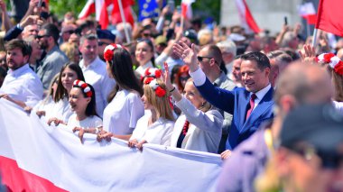 Varşova, Polonya. 25.05.2025. Rafal Trzaskowski 'nin Büyük Vatanseverler Yürüyüşü. Yüz binlerce insan demokrasiye destek vermek için yürüyor. Başkanlık adayını desteklemek için yürüyüş.
