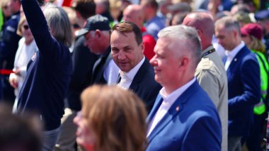 Varşova, Polonya. 25.05.2025. Rafal Trzaskowski 'nin Büyük Vatanseverler Yürüyüşü. Yüz binlerce insan demokrasiye destek vermek için yürüyor. Başkan adayını desteklemek için yürüyüş. Radek Sikorski.