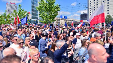Varşova, Polonya. 25.05.2025. Rafal Trzaskowski 'nin Büyük Vatanseverler Yürüyüşü. Yüz binlerce insan demokrasiye destek vermek için yürüyor. Başkanlık adayını desteklemek için yürüyüş.