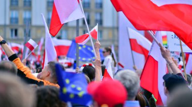 Varşova, Polonya. 25.05.2025. Rafal Trzaskowski 'nin Büyük Vatanseverler Yürüyüşü. Yüz binlerce insan demokrasiye destek vermek için yürüyor. Başkanlık adayını desteklemek için yürüyüş.