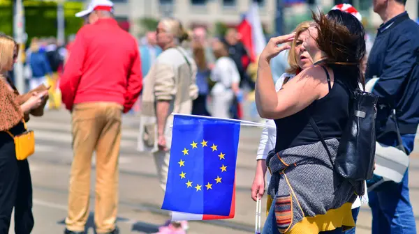 Varşova, Polonya. 25.05.2025. Rafal Trzaskowski 'nin Büyük Vatanseverler Yürüyüşü. Yüz binlerce insan demokrasiye destek vermek için yürüyor. Başkanlık adayını desteklemek için yürüyüş.