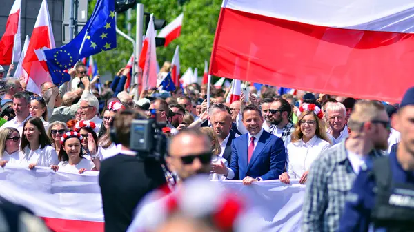 Varşova, Polonya. 25.05.2025. Rafal Trzaskowski 'nin Büyük Vatanseverler Yürüyüşü. Yüz binlerce insan demokrasiye destek vermek için yürüyor. Başkanlık adayını desteklemek için yürüyüş.