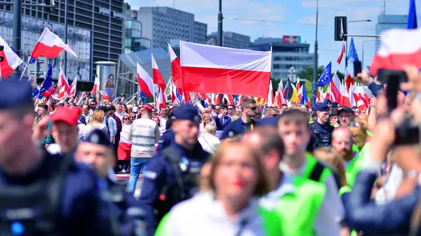 Varşova, Polonya. 25.05.2025. Rafal Trzaskowski 'nin Büyük Vatanseverler Yürüyüşü. Yüz binlerce insan demokrasiye destek vermek için yürüyor. Başkanlık adayını desteklemek için yürüyüş.