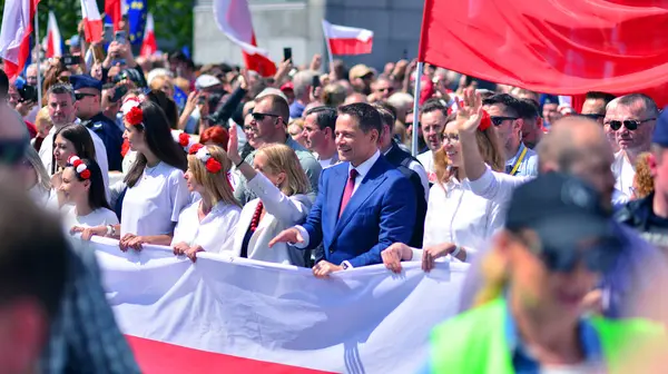 Varşova, Polonya. 25.05.2025. Rafal Trzaskowski 'nin Büyük Vatanseverler Yürüyüşü. Yüz binlerce insan demokrasiye destek vermek için yürüyor. Başkanlık adayını desteklemek için yürüyüş.