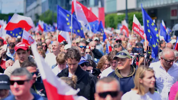 Varşova, Polonya. 25.05.2025. Rafal Trzaskowski 'nin Büyük Vatanseverler Yürüyüşü. Yüz binlerce insan demokrasiye destek vermek için yürüyor. Başkanlık adayını desteklemek için yürüyüş.