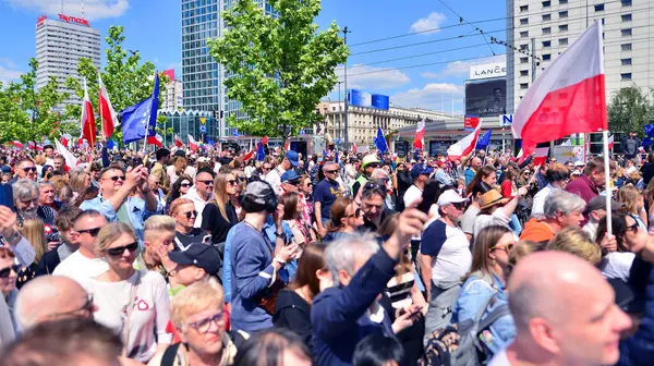 Varşova, Polonya. 25.05.2025. Rafal Trzaskowski 'nin Büyük Vatanseverler Yürüyüşü. Yüz binlerce insan demokrasiye destek vermek için yürüyor. Başkanlık adayını desteklemek için yürüyüş.