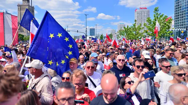 Varşova, Polonya. 25.05.2025. Rafal Trzaskowski 'nin Büyük Vatanseverler Yürüyüşü. Yüz binlerce insan demokrasiye destek vermek için yürüyor. Başkanlık adayını desteklemek için yürüyüş.