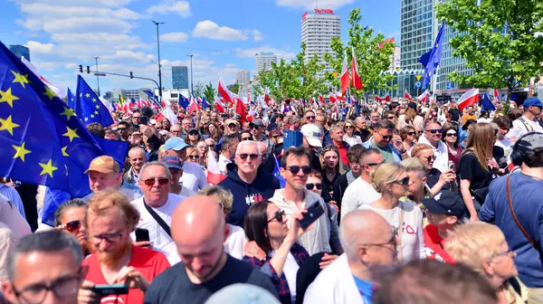 Varşova, Polonya. 25.05.2025. Rafal Trzaskowski 'nin Büyük Vatanseverler Yürüyüşü. Yüz binlerce insan demokrasiye destek vermek için yürüyor. Başkanlık adayını desteklemek için yürüyüş.