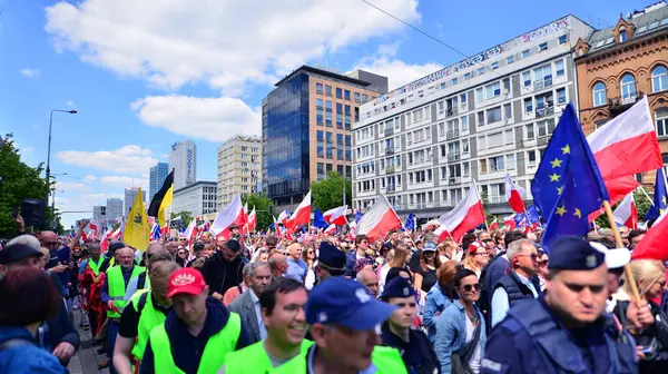 Varşova, Polonya. 25.05.2025. Rafal Trzaskowski 'nin Büyük Vatanseverler Yürüyüşü. Yüz binlerce insan demokrasiye destek vermek için yürüyor. Başkanlık adayını desteklemek için yürüyüş.