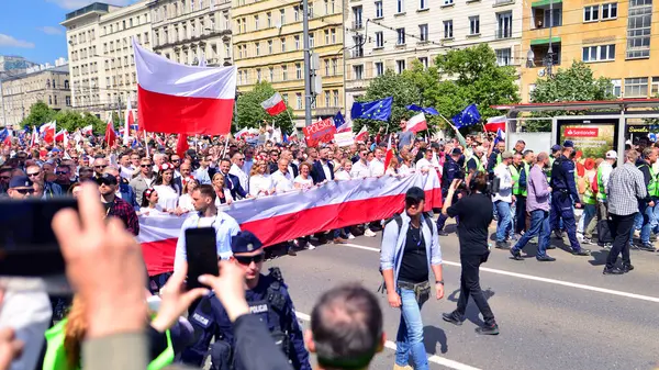 Varşova, Polonya. 25.05.2025. Rafal Trzaskowski 'nin Büyük Vatanseverler Yürüyüşü. Yüz binlerce insan demokrasiye destek vermek için yürüyor. Başkanlık adayını desteklemek için yürüyüş.