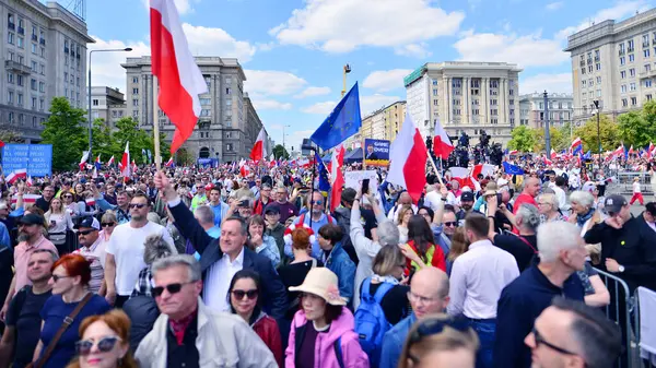 Varşova, Polonya. 25.05.2025. Rafal Trzaskowski 'nin Büyük Vatanseverler Yürüyüşü. Yüz binlerce insan demokrasiye destek vermek için yürüyor. Başkanlık adayını desteklemek için yürüyüş.