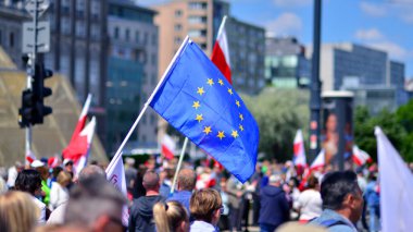 Varşova, Polonya. 25.05.2025. Rafal Trzaskowski 'nin Büyük Vatanseverler Yürüyüşü. Yüz binlerce insan demokrasiye destek vermek için yürüyor. Başkanlık adayını desteklemek için yürüyüş.