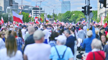 Varşova, Polonya. 25.05.2025. Rafal Trzaskowski 'nin Büyük Vatanseverler Yürüyüşü. Yüz binlerce insan demokrasiye destek vermek için yürüyor. Başkanlık adayını desteklemek için yürüyüş.
