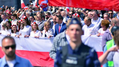 Varşova, Polonya. 25.05.2025. Rafal Trzaskowski 'nin Büyük Vatanseverler Yürüyüşü. Yüz binlerce insan demokrasiye destek vermek için yürüyor. Başkanlık adayını desteklemek için yürüyüş.