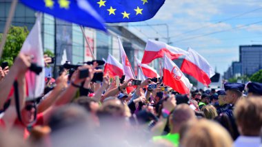 Varşova, Polonya. 25.05.2025. Rafal Trzaskowski 'nin Büyük Vatanseverler Yürüyüşü. Yüz binlerce insan demokrasiye destek vermek için yürüyor. Başkanlık adayını desteklemek için yürüyüş.