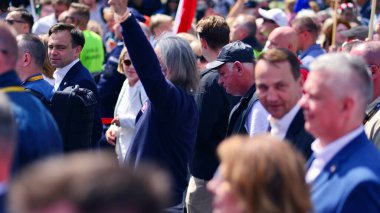Varşova, Polonya. 25.05.2025. Rafal Trzaskowski 'nin Büyük Vatanseverler Yürüyüşü. Yüz binlerce insan demokrasiye destek vermek için yürüyor. Başkan adayını desteklemek için yürüyüş. Andrzej Domanski