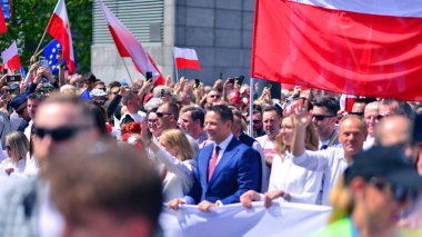 Varşova, Polonya. 25.05.2025. Rafal Trzaskowski 'nin Büyük Vatanseverler Yürüyüşü. Yüz binlerce insan demokrasiye destek vermek için yürüyor. Başkanlık adayını desteklemek için yürüyüş.