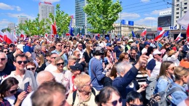 Varşova, Polonya. 25.05.2025. Rafal Trzaskowski 'nin Büyük Vatanseverler Yürüyüşü. Yüz binlerce insan demokrasiye destek vermek için yürüyor. Başkanlık adayını desteklemek için yürüyüş.