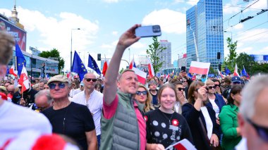 Varşova, Polonya. 25.05.2025. Rafal Trzaskowski 'nin Büyük Vatanseverler Yürüyüşü. Yüz binlerce insan demokrasiye destek vermek için yürüyor. Başkanlık adayını desteklemek için yürüyüş.