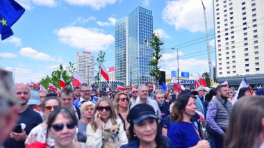 Varşova, Polonya. 25.05.2025. Rafal Trzaskowski 'nin Büyük Vatanseverler Yürüyüşü. Yüz binlerce insan demokrasiye destek vermek için yürüyor. Başkanlık adayını desteklemek için yürüyüş.